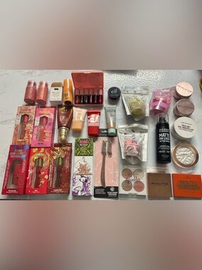 Assorted Women's Makeup Set -